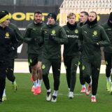 Die BVB-Spieler laufen sich warm.