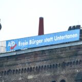 AfD-Transparent „Freie Bürger statt Untertanen“ am Malakowturm der Zeche Westhausen in Dortmund.