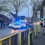 Rettungswagen, Polizisten und Schaulustige auf der Dörwerstraße in Dortmund-Nette.