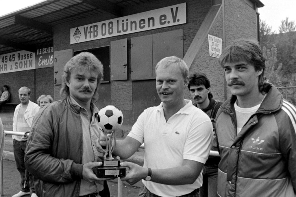 Bernd Janning (M.) im August 1986 bei der Übergabe des Torjäger-Pokals. Bernd Janning (M.) im August 1986 bei der Übergabe des Torjäger-Pokals.