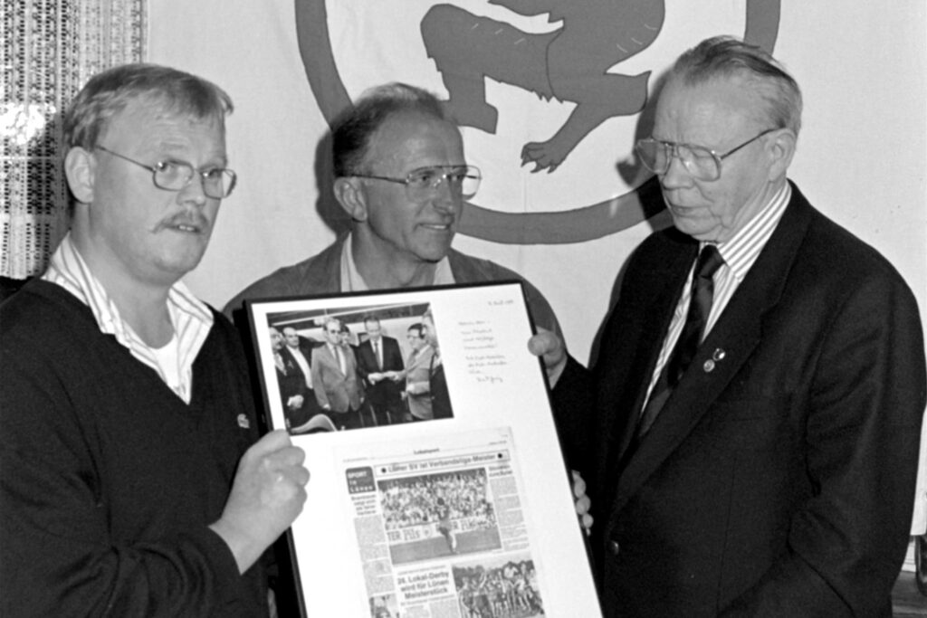 Bernd Janning (l.) bei der Übergabe seiner Sonderseite über den Lüner SV. Bernd Janning (l.) bei der Übergabe seiner Sonderseite über den Lüner SV.