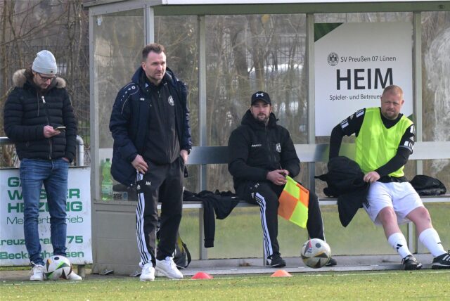 Amel Mesic steht am Spielfeldrand.