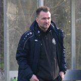 Amel Mesic steht am Spielfeldrand.