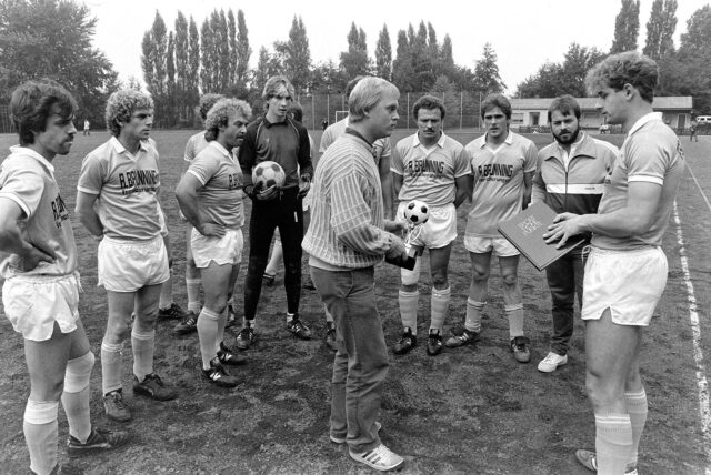 Bernd Janning (M.) bei einer Fußballer-Ehrung 1984.