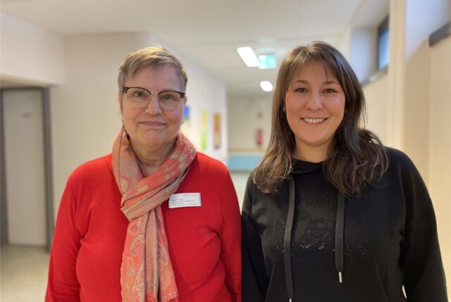 Oberärztin Birgit Krüger und Samira Helal, Psychologische Psychotherapeutin, stehen auf dem Flur der Suchtstation der Knappschaft Kliniken Lütgendortmund.
