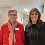 Oberärztin Birgit Krüger und Samira Helal, Psychologische Psychotherapeutin, stehen auf dem Flur der Suchtstation der Knappschaft Kliniken Lütgendortmund.