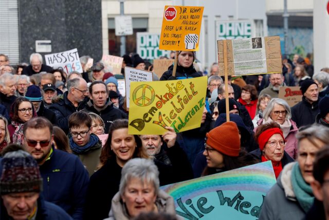 Für Demokratie, gegen Hass und Hetze sind am Samstag (8.2.) in Unna rund 2.000 Menschen auf die Straße gegangen.