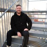Benjamin Lehmkühler, FDP-Direktkandidat im Wahlkreis Unna I bei der Bundestagswahl, sitzt auf einer Treppe.