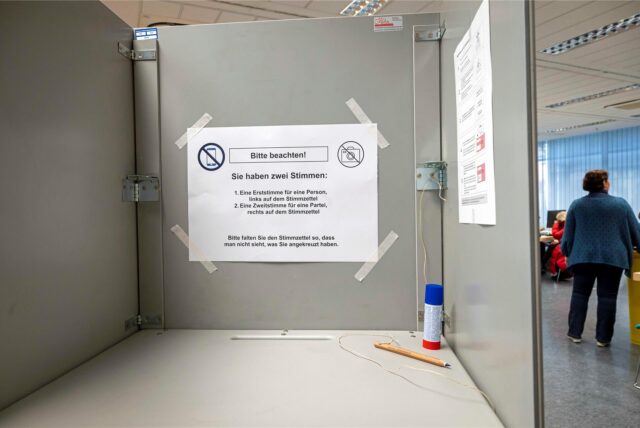 Blick in eine Wahlkabine