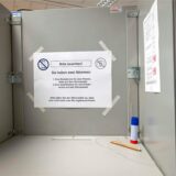 Blick in eine Wahlkabine