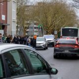 Schüler inmitten fahrender Autos auf der Dörwerstraße in Dortmund-Nette.
