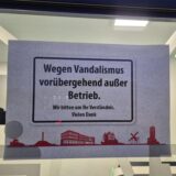 Ein Schild an einem Pavillon der Sparkasse und der Volksbank in Bergkamen-Rünthe informiert darüber, dass der Betrieb vorübergehend wegen Vandalismus eingestellt wurde.