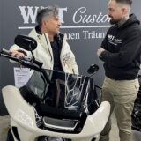 Kürsat Yildirim alias Chico beim Probesitzen auf einer Harley Davidson in der neuen Werkstatt von Siya Shokohi an der Gottlieb-Daimler-Straße in Holzwickede.