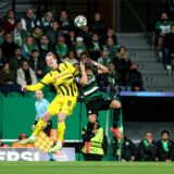 Julian Brandt im Luftduell.