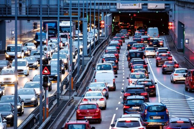 Der Verkehr staut sich im Berufsverkehr am Morgen am Tunnel Heckenstallerstraße auf dem Mittleren Ring.