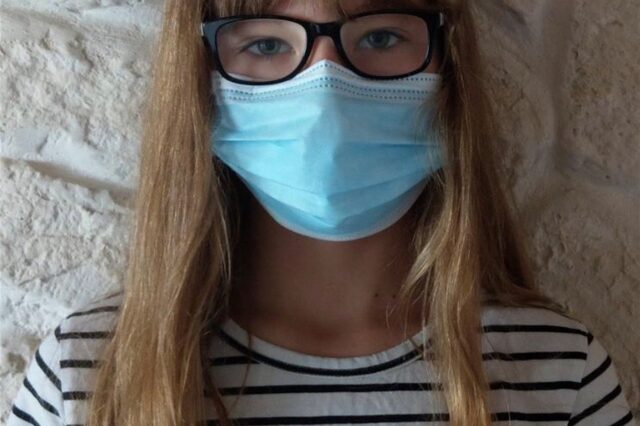 Die Achtklässlerin Emilia Hemsing des Städtischen Gymnasiums in Selm muss seit Schuljahresbeginn eine Maske in der Schule tragen. Obwohl sie es nervig findet, hält sie die Entscheidung doch für richtig und hofft somit, dass es in Zukunft weniger Fälle von Corona geben wird.