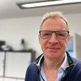 Peter Hauser, Geschäftsführer der Firma Sobbe, möchte gerne ein Windrad auf dem Firmengelände aufstellen lassen, darf es aber bisher nicht.