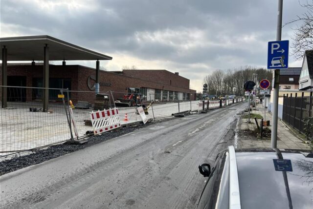 Die Straße Am Schwimmbad vor der Baustelle für das neue Sesekebad.