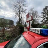 Ein Feuerwehrwagen vor dem Krankenhaus in Kamen