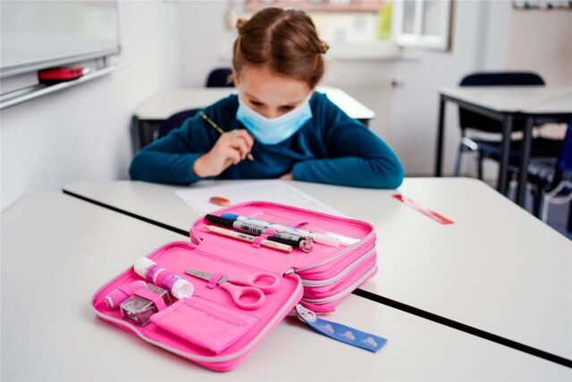 In den Schulen in Nordrhein-Westfalen sollen die Kinder wieder Maske tragen.