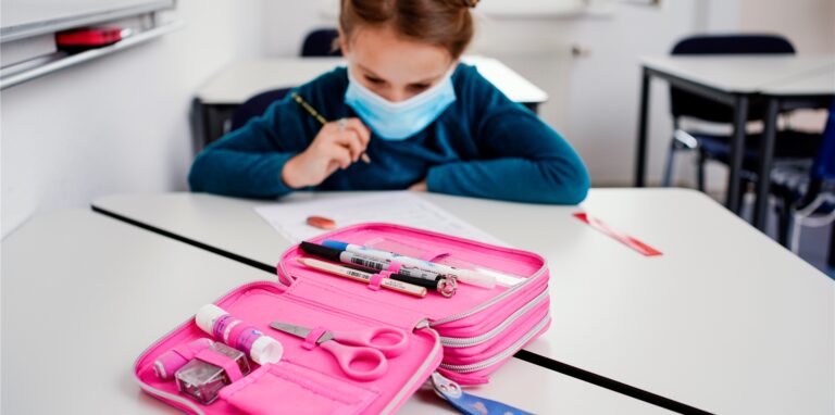 In den Schulen in Nordrhein-Westfalen sollen die Kinder wieder Maske tragen.