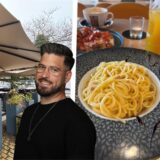 Die Brasserie am Markt in Holzwickede liegt direkt am Rat- und Bürgerhaus. Auf dem Bild ist der Eingang der Brasserie mit einem großen beigen Schirm, HA-Reporter Stefan Schier und ein Bild des Hauptgerichtes „Spaghetti Carbonara“.