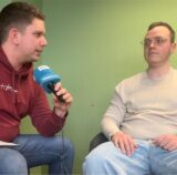 Nico Ebmeier spricht in ein Mikro, Benedikt Iwen hört zu.