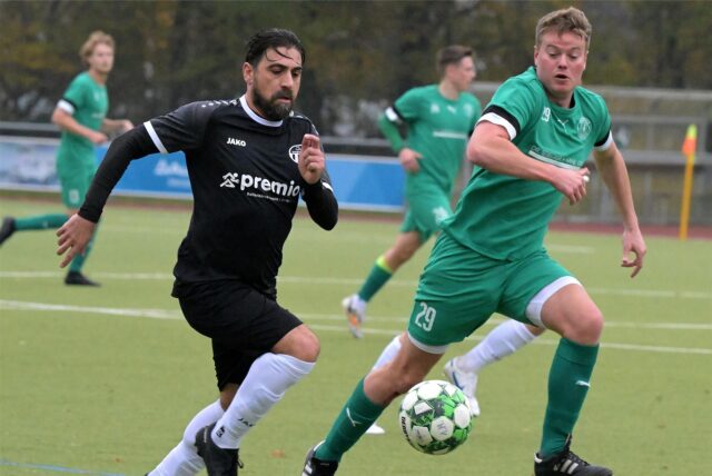 Zwei Spieler im Zweikampf.