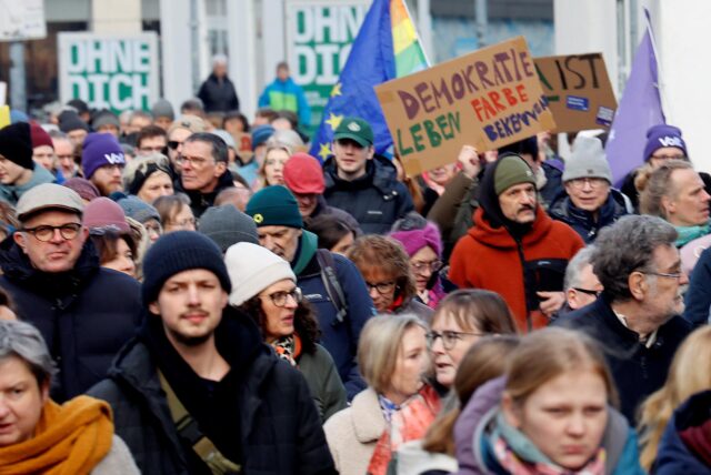 Demo für Demokratie in Unna (8. Februar 2025): Auf einem Plakat steht „Demokratie, Leben, Farbe bekennen“.