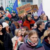 Demo für Demokratie in Unna (8. Februar 2025): Auf einem Plakat steht „Demokratie, Leben, Farbe bekennen“.