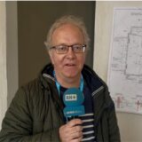 Reporter Oliver Volmerich in der umgebauten alten Schule.