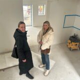 Jana Beckmann und Sarah Matthes vom Spar- und Bauverein in einer der neuen Wohnungen in der früheren Abendrealschule.