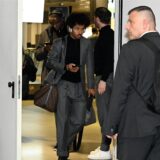 Karim Adeyemi hält sein Handy in der Hand.