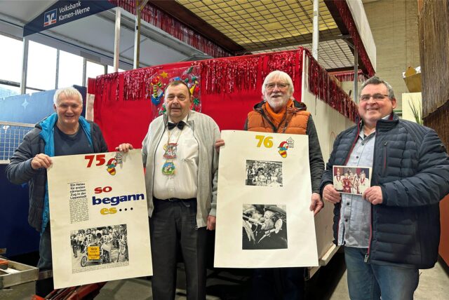 Wernes Karnevalisten Stan Overmann, Ludger Goers, Gottfried Forstmann und Georg Götz (von links) stehen in der Wagenbauhalle und halten Plakate und Fotos in Händen.