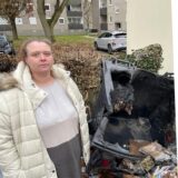 Vera Nowacki, Anwohnerin der Albert-Schweitzer-Straße in Jungferntal, steht neben einer der ausgebrannten Mülltonnen; ein Foto aus der Tatnacht: Eine Mülltonne steht in Flammen.
