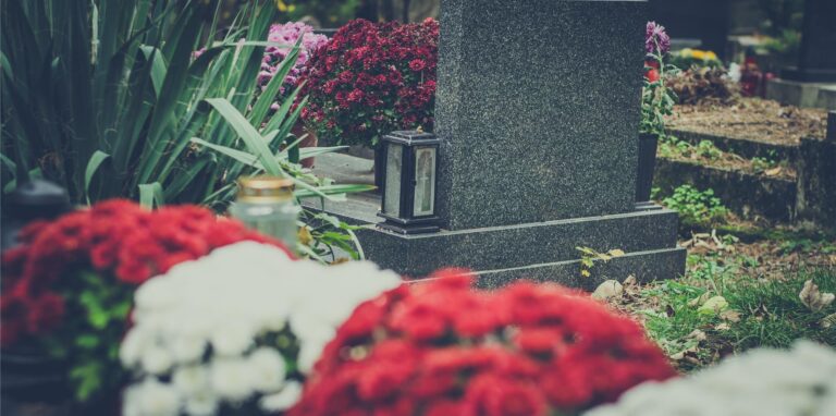 Durch einfache Maßnahmen bleibt die Grabstätte ein Ort des würdevollen Gedenkens. Textbaustein: foot