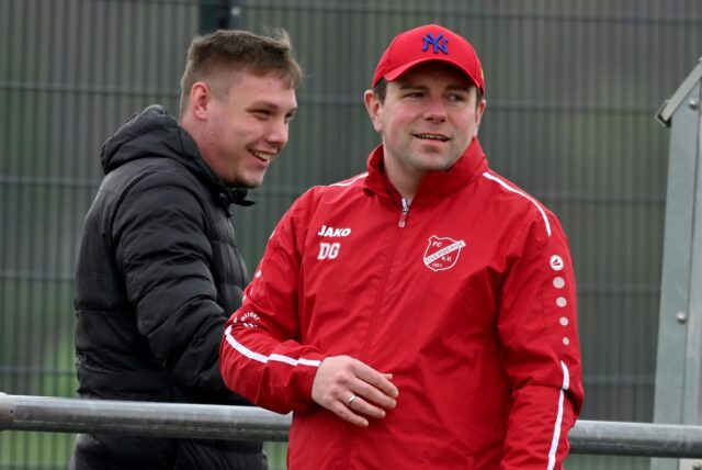 Damian Glombik schaut auf ein Fußballfeld.