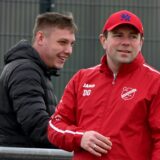 Damian Glombik schaut auf ein Fußballfeld.