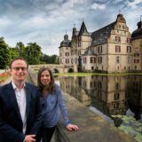 Felix und Mireta zu Knyphausen stehen vor dem Schloss Bodelschwingh in Dortmund.