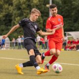 Zwei Fußballspieler gehen in den Zweikampf.