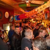 Viele Menschen stehen gedrängt in einer mit Girlanden geschmückten Unnaer Kneipe.