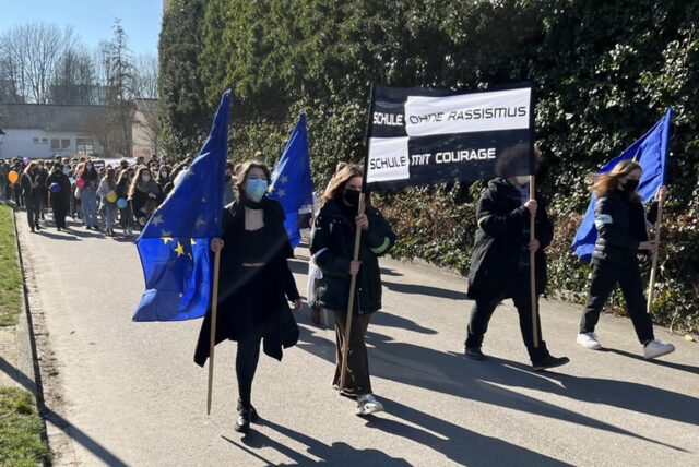 So wie bei einer Demo für Frieden in der Ukraine wollen erneut Schülerinnen und Schüler des Clara-Schumann-Gymnasiums auf die Straße gehen.