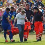Mehrere Kamen-Spieler gucken erleichtert wegen der Klärung einer gefährlichen Chance.