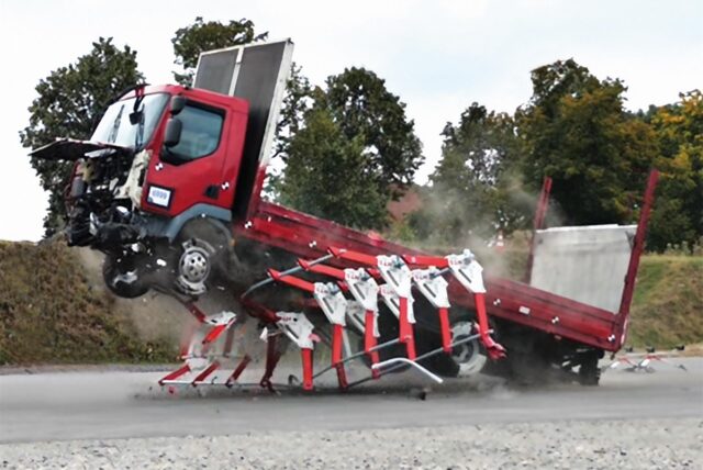 Bei einem Crashtest wurde ein Lkw mit knapp 50 km/h gegen die Trucksperre gefahren.