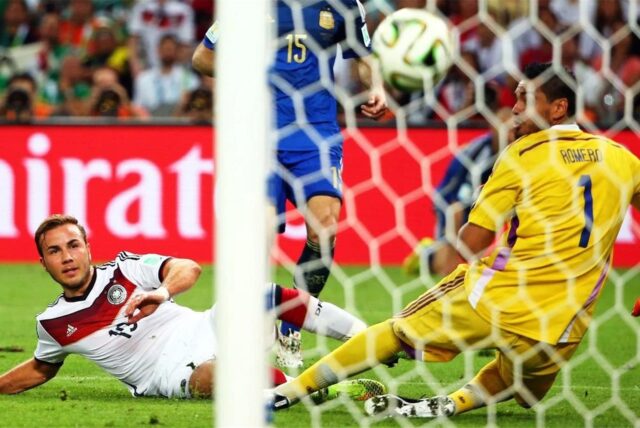 Der 1:0-Siegtreffer für Deutschland im WM-Endspiel 2014 gegen Argentinien: Mario Götze hat es nach seiner Einwechselung erzielt – „zeig‘ der Welt, dass Du besser bist als Messi“, hatte Bundestrainer „Jogi“ Löw gesagt.