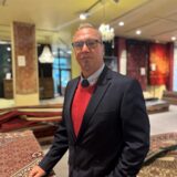 Werner Müller ist Generalbevollmächtigter der Azad Firmengruppe und steht hier im Einrichtungshaus Azad am Hansaplatz in Dortmund.