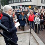 Bei einer Demonstration am 8.2. stehen zahlreiche Menschen auf dem Platz vor dem Rathaus in Unna