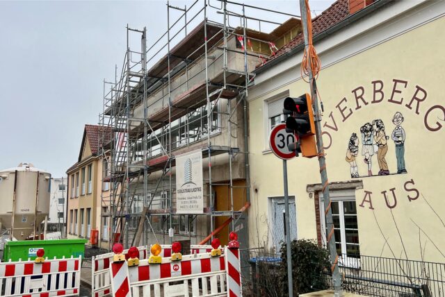 Ein Baugerüst an der Overbergschule in Fröndenberg