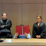 Der Angeklagte (Mitte) am 13. Februar 2025 kurz vor Prozessbeginn neben seiner Verteidigerin Victoria Grenz (rechts) und seinem Verteidiger Pierre Laurien (links).