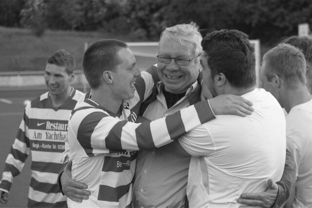 Ewald Schürmann (M.) feiert hier in der Saison 2010/2011 den Meistertitel in der Kreisliuga. Der langjährige Vorsitzende der Fußballabteilung verstarb jetzt im Alter von 88 Jahren.